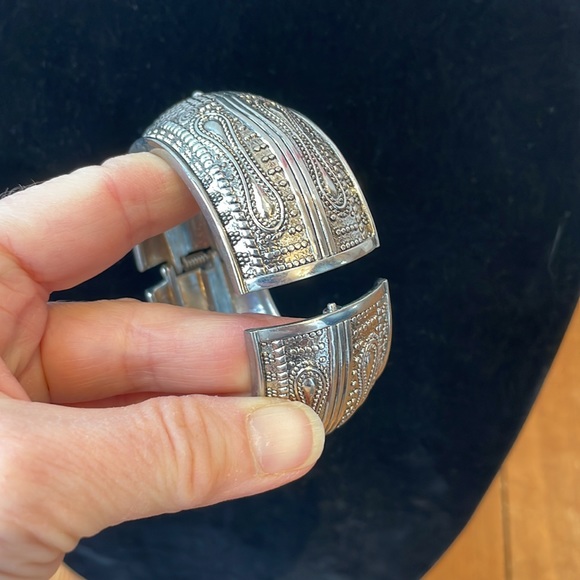 Silver tone bracelet, snap on bangle, hinged bracelet - Picture 2 of 8